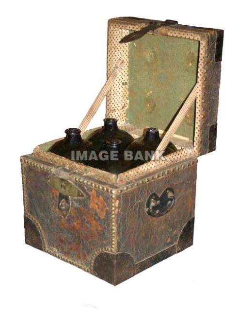 RWr32d- Traveling chest with liquor bottles copy