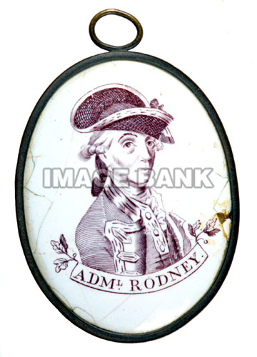 RWf5ds - Admiral Rodney snuff box